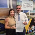 Dirigente da FENAMP e da ANSEMP Marília Gaia junto com o líder do Governo e Deputado Federal Paulo Pimenta (PT-RS).